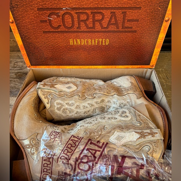 COPY - Corral 11M Gold/Bone Embroidery Crystals Studs Snip Toe Cowboy Boot - Picture 4 of 13